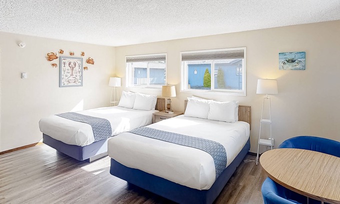 Bandon House | Retro beach gem with fast WiFI - walk to downtown restaurants
