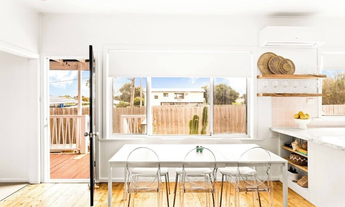 Cowes House | Retro Bungalow near Beach and Shops