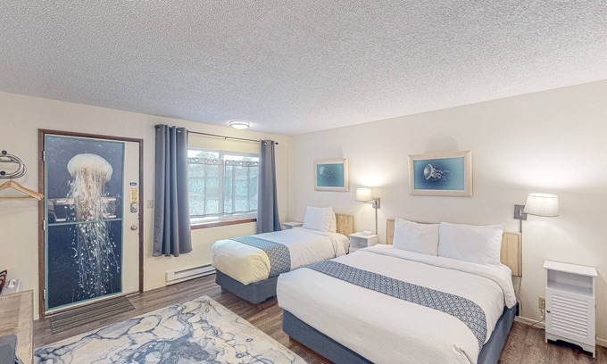 Bandon House | Retro-chic room near the beach with fast WiFI - walk to downtown hot spots