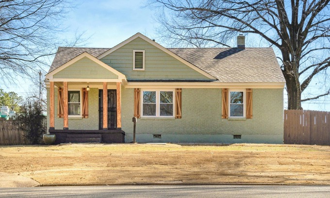 East Memphis House | Retro Glam Pad Near Food & Shops! 65" TV, Workstation, Large Deck