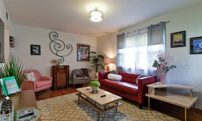 Pittsburg House | Retro rental within walking distance of PSU