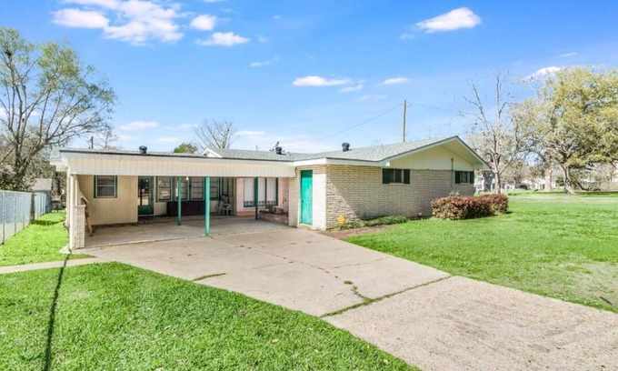 Washington House | RETRO RETREAT - Perfect Get Away In Washington, La with WiFi, AC & MORE