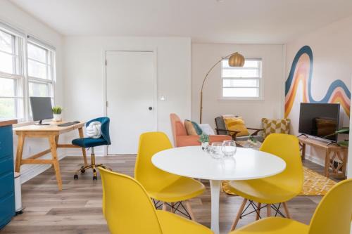 Kingston House | Retro Retreat renovated 2BR, desk, no chore list!