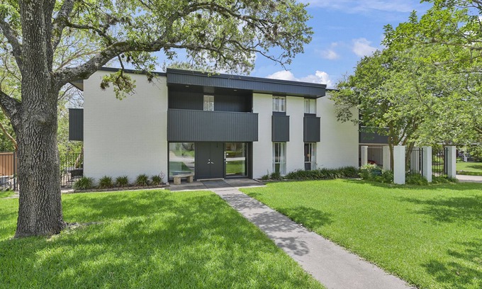 College Station House | Reunion House: 6BR/4.5BA midcentury modern gem, 12 minutes from Kyle Field