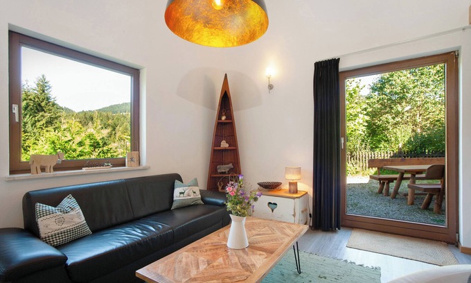 Jungholz Apartment | 'Reuterwanne' holiday flat with mountain views, large garden and private terrace