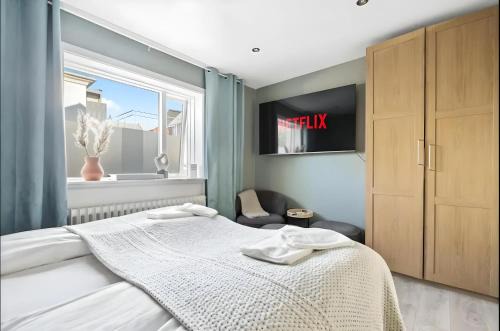 Downtown House | Reykjavík Center, King bed, 65" TV with Netflix