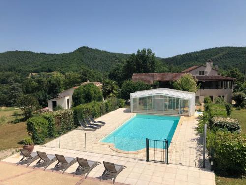 Saint-Gery Apartment | Rez de Piscine, 10 Personnes - RÊVE DE PAPILLON et À L'étage, 5 Personnes - NID D'ÉTOILES, Il s'agit bien de deux gîtes individuels qui sont reliés par un escalier interne, cela permet a une grande famille de louer les deux gîtes