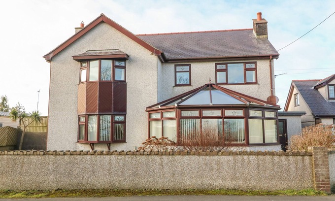 Cylch-Y-Garn House | RHIANGWYN, pet friendly, with hot tub in Cemaes Bay