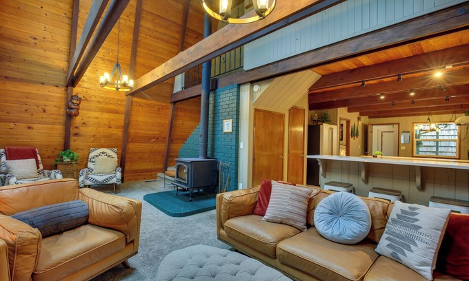Mount Hood Village Cabin | Rhododendron Family Cabin: Hot Tub & Deck!