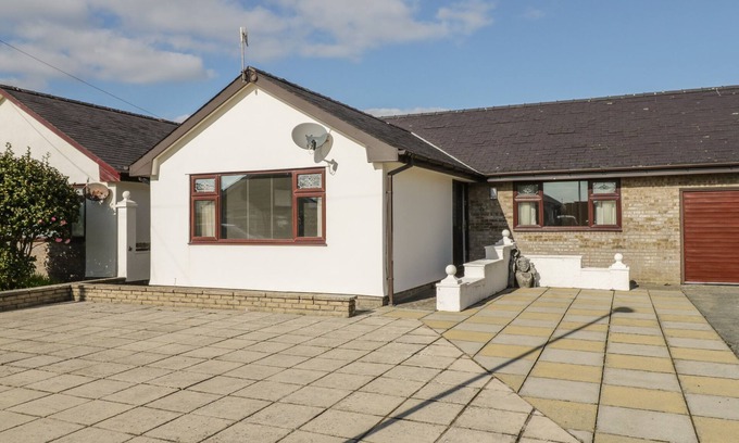 Morfa Bychan House | RHOS DEINIOL, pet friendly, country holiday cottage in Morfa Bychan