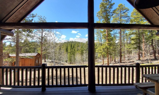 Allenspark House | Ridgeview- Charming two-story house in the heart of Meeker Park!