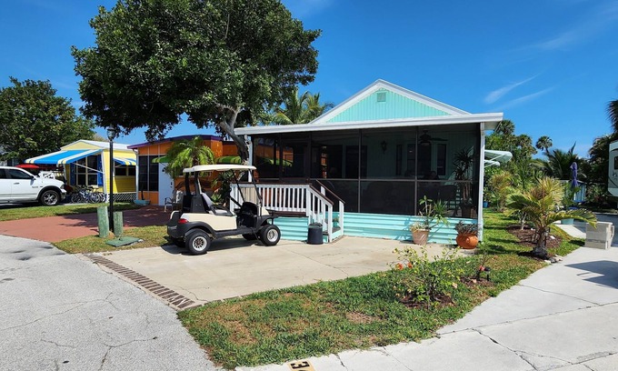 Hutchinson Island South House | Right Direction Rentals Breezy Cottage