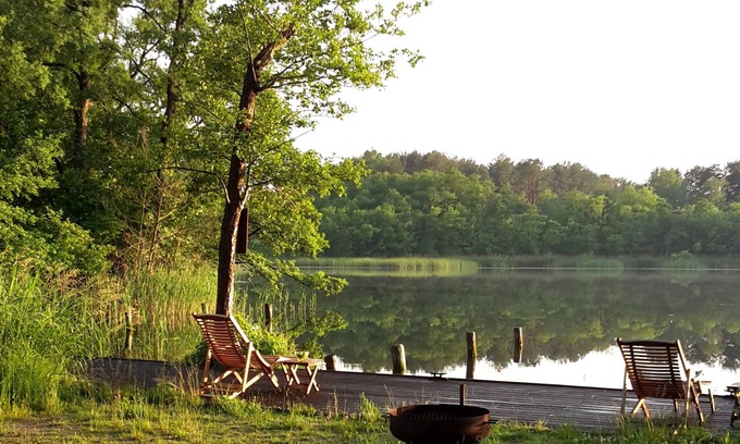 Wesenberg Apartment | Right on the lake - plenty of space for family & friends, modern, terrace, boat rental