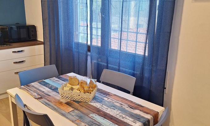 Centro Giano Apartment | Rilassati a 50 metri dal mare. Parcheggia un auto fino a 4,3 metri di lunghezza.