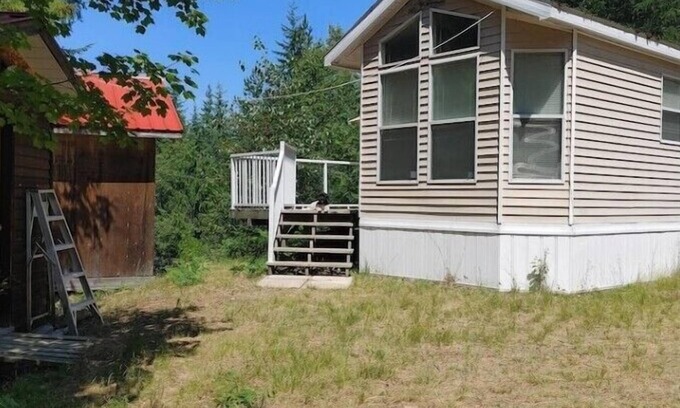 Riondel House | Riondel Lake view guest cottagen