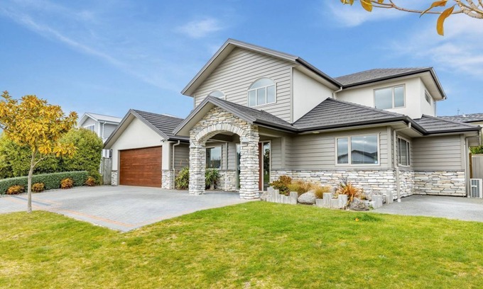 Wharewaka House | Rise and Shine with Hot Tub