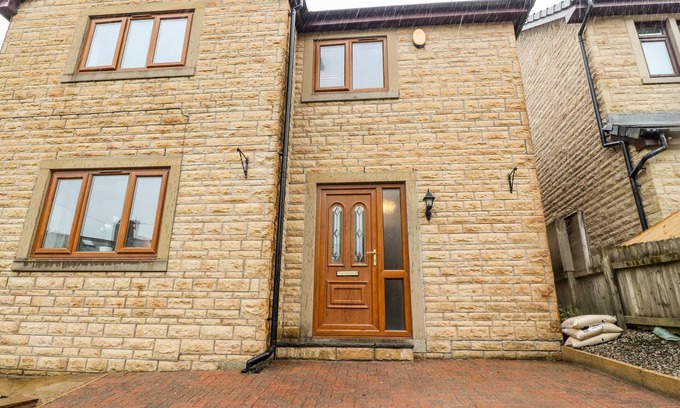 Trawden Cottage | RIVENDALE, family friendly, with a garden in Trawden