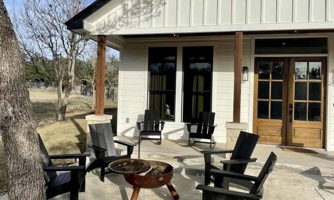 Kyle House | River Access | Firepit | BBQ | Sleeps 11