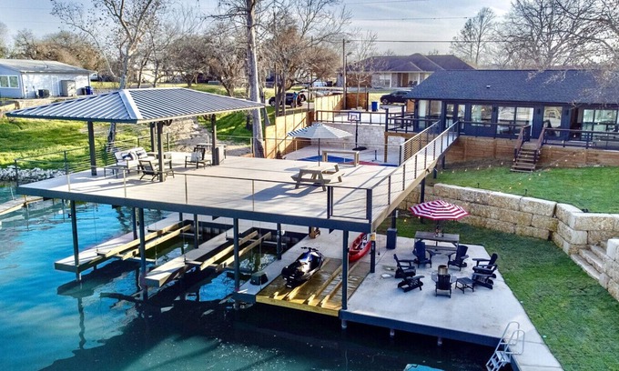 New Braunfels House | River Front Luxury Home on Lake Dunlap, Fire Pit, Kayaks, Pickleball, Jet Ski!