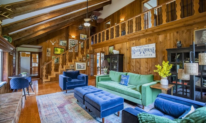 Siloam Springs Cabin | River House, kayak, fishing, king beds, riverfront