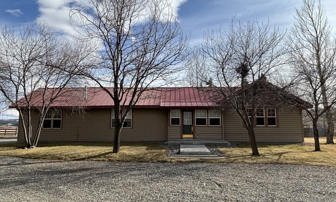 Sweet Grass County House | River Ranch House w/Horse Accommodations and access to The Yellowstone River