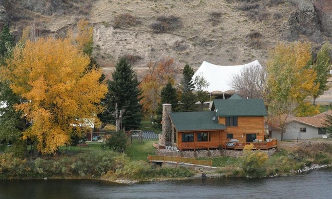 Cascade Bed & Breakfast | River's Bend Lodge