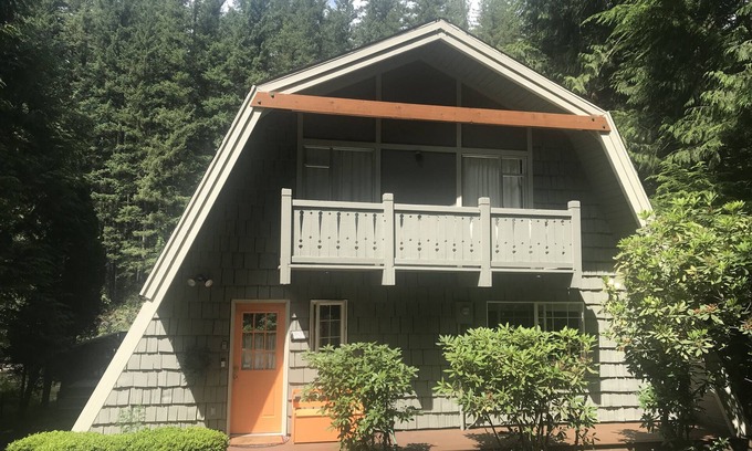 Riverbend Ski Chalet | River's Edge Chalet! Watch Eagles, Ski, Kayak, Hike, Shop!