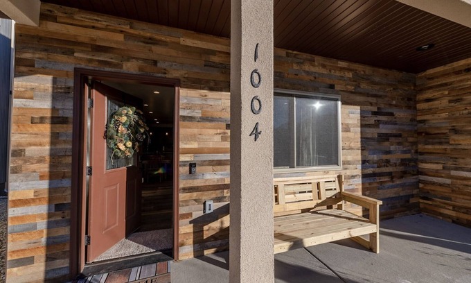 Poncha Springs House | River Valley Retreat- Dog Friendly, Minutes to Monarch Mountain