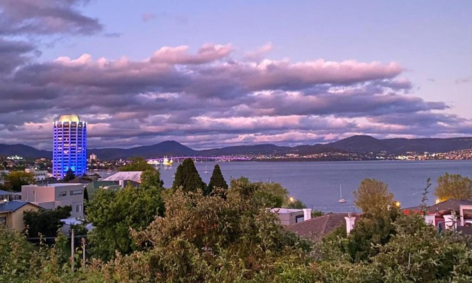 Sandy Bay House | River Views
