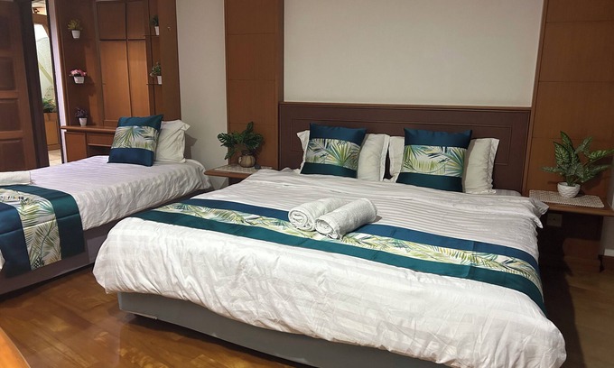 Kampung Surabaya Condo | Riverbank Suites - River View Level 11, Sleeps 7