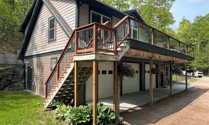 Mayfield House | Riverbend Retreat with Hot Tub