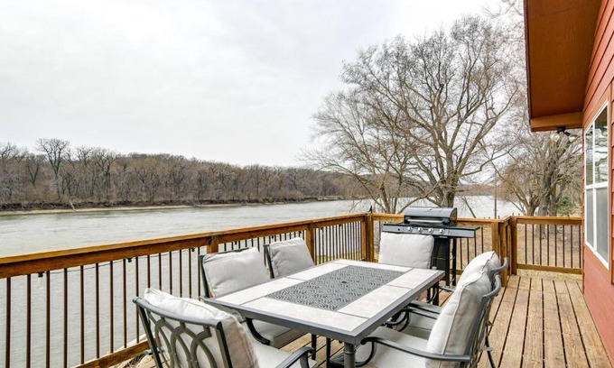 Pella House | Riverfront Cabin Near Dtwn Pella with Game Room!