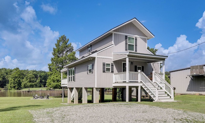Saint Amant House | Riverfront Family Retreat w/Yard in Saint Amant