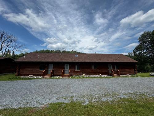 Crystal Falls House | Riverfront Loft 6