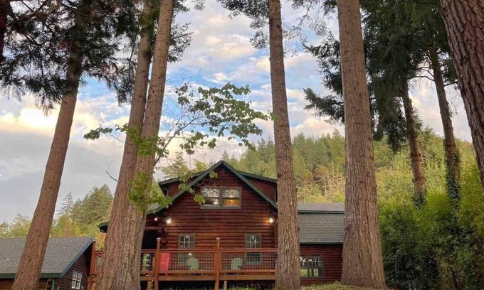 Roseburg Cabin | Riverfront Log Cabin in Roseburg’s Wine Country