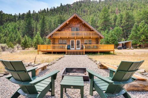 Beaverhead County House | Riverfront Montana Log Cabin with Mountain Views!