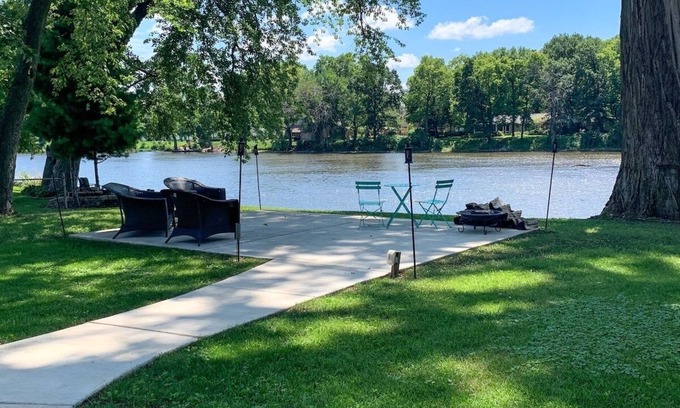 Momence House | Riverfront Oasis: Parks+ Kayaks+Relaxation Await!