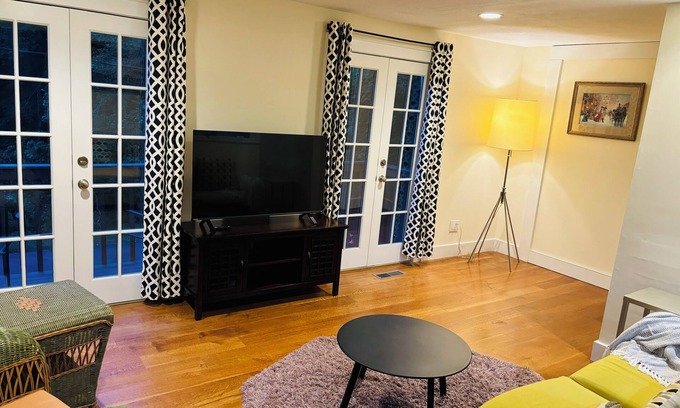 Weston House | Riverfront Weston Home-1 Hr to NYC.Easy access to restaurants, I-95 & Parkway