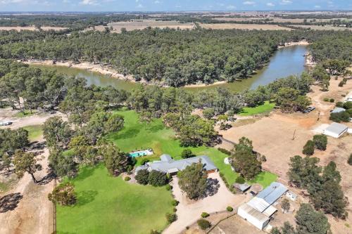 Moama House | Riverlyne - Riverfront Holiday Home