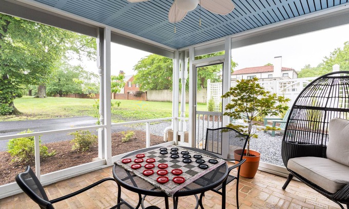 Peakland House | Rivermont Carriage House/1.5 acre Estate/Pets