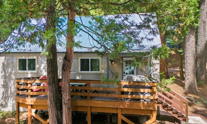 Strawberry House | Rivers Resort Cabin #6
