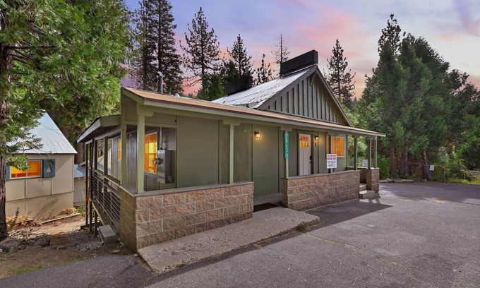 Pinecrest Cabin | Rivers Resort Cabin #1 "Millport"