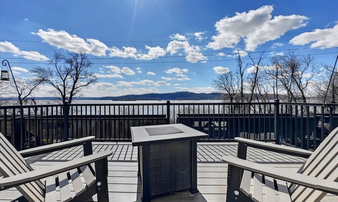 Columbia Condo | Riverside 2BR w/Kayak & Trails Nearby