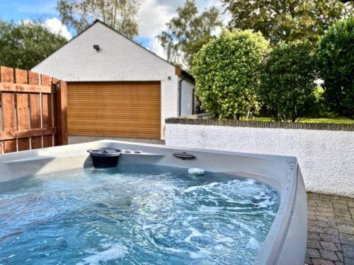 Backbarrow House | Riverside Cottage 6 guests 4 adults max hot tub