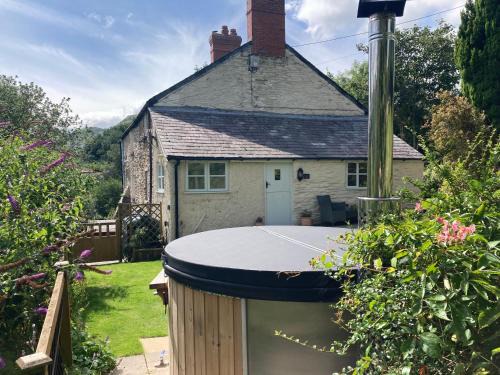 Glyn-Dyfrdwy House | Riverside Cottage