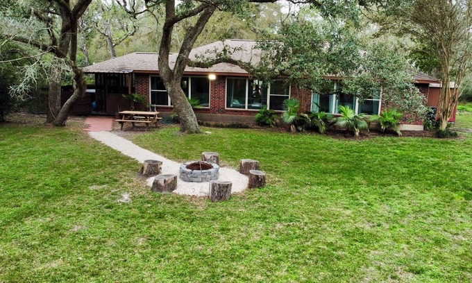 Damon House | Riverside country retreat with easy access to all that Houston has to offer