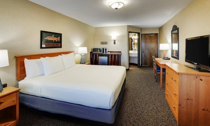Moline Hotel | Riverside Getaway in Moline! Next to the Mississippi Bridge, 2 Pools