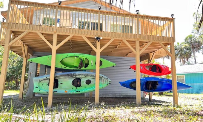 Weeki Wachee Gardens House | Riverside house 6-kayaks manatees bikes fire pit