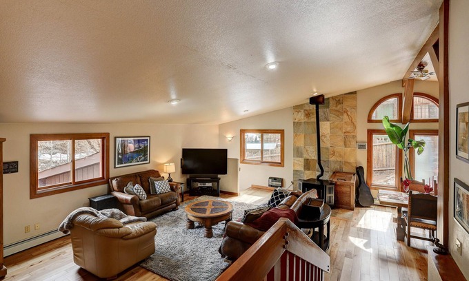 Lyons Cabin | Riverside Lodge - Relaxation in a Historic Setting