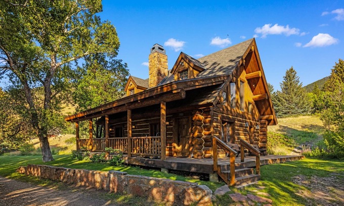 Livingston House | Riverside log cabin, pool, pickle ball court, ultimate mountain experience